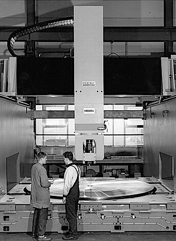 SW-Aufnahme der ersten CNC-gesteuerten Portalfräsmaschine ENDURA®.