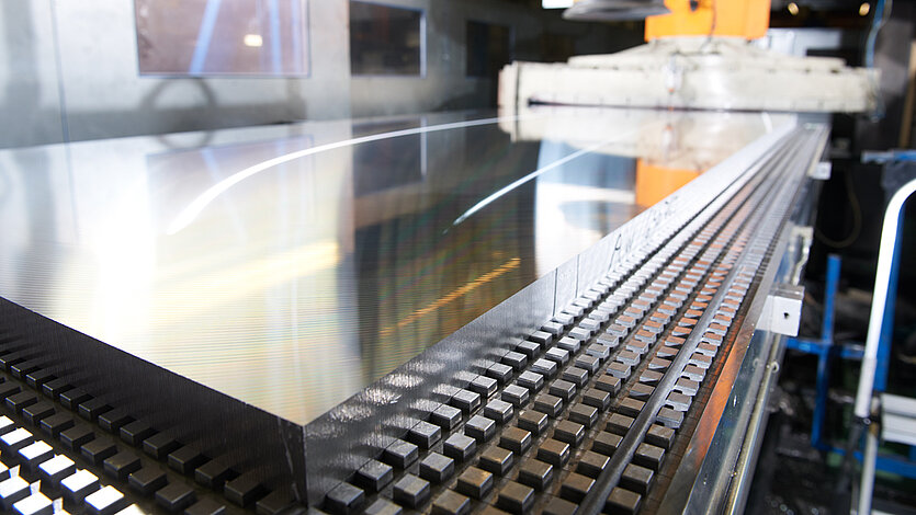 Eine Aluminiumplatte liegt auf der Plattenfräsmaschine ENDURA® 800 der FOOKE GmbH.