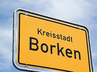 Gelbes Straßenschild mit der Aufschrift Kreisstadt Borken
