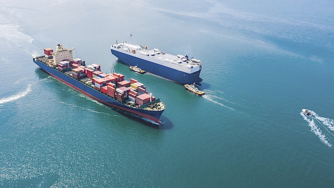 Zwei große Containerschiffe auf dem Meer
