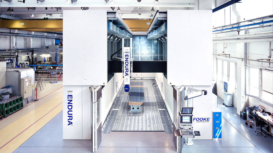 Blick in die Fertigungshalle und der Portalfräsmaschine Endura 611 Linear