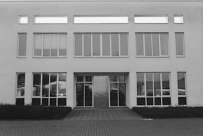Front-Ansicht des 1988 fertiggestellten Neubaus der FOOKE GmbH.