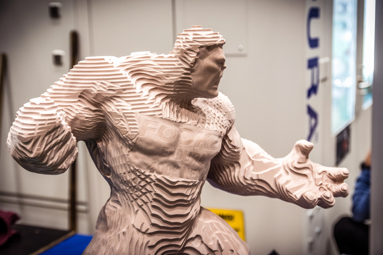 Der Superheld Hulk als Designbauteil auf der ENDURA® 410LINEAR gefertigt