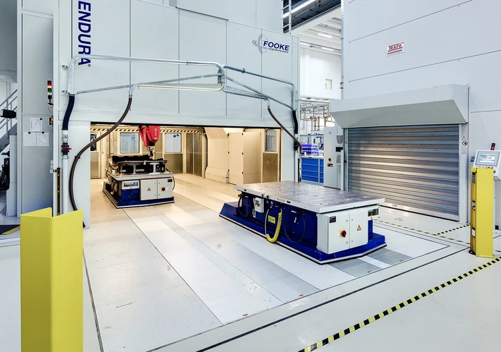 Blick auf eine Fertigungshalle mit der Portalfräsmaschine Endura 907 Linear
